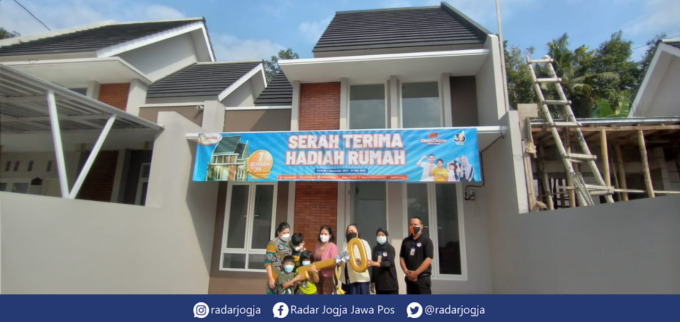 BERUNTUNG : General Manajer PT. Mirota Nayan Elisa Isnarwati (jas putih) menyerahkan hadiah satu unit rumah program Belanja Luar Biasa Murah Bisa Dapat Rumah Sarah Rosannauli (baju Pink). (AISYAH UMMI KHARISMA for RADAR JOGJA)