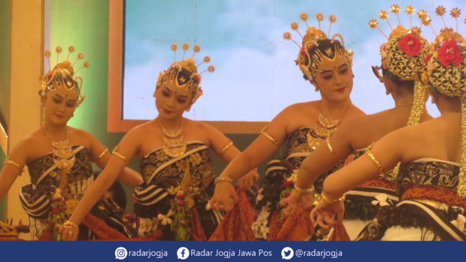GEMULAI : Tari Bedhaya Mintaraga yang ditampilkan dalam ajang Catur Sagatra di Bangsal Kepatihan Pemprov DIJ, Jumat malam (22/7). (DWI AGUS/RADAR JOGJA)