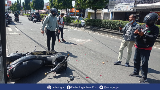 RUSAK : Sisa kericuhan antara oknum suporter bola asal Solo dengan warga di kawasan Jalan Affandi Mrican Sleman, Senin (25/7). (DWI AGUS/RADAR JOGJA)