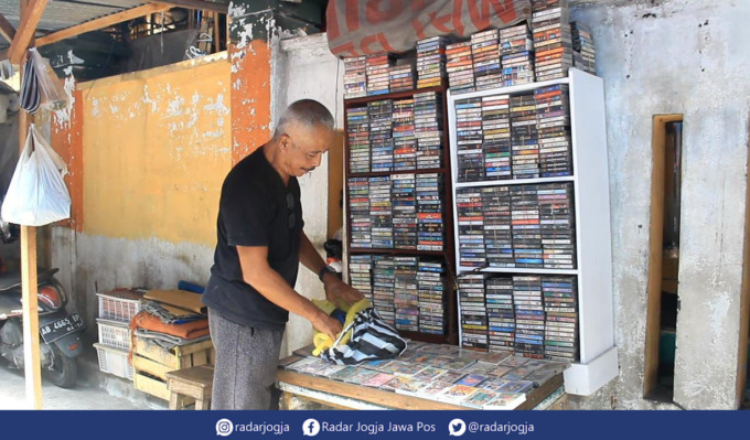 BERTAHAN : Priyo menjual kaset pita dengan berbagai genre musik. Dia berjualan sejak tahun 1988. (ANNISSA KARIN/RADAR JOGJA)