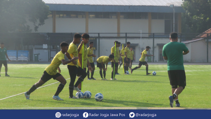 DISIPLIN : Timnas U-16 tengah berlatih di lapangan UNY guna menghadapi Piala AFF U-16 2022, Jumat (29/7). (DWI AGUS/RADAR JOGJA)