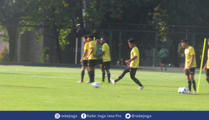 PERSIAPAN: Timnas U-16 sedang berlatih di lapangan UNY, Jumat pagi (29/7). (DWI AGUS/RADAR JOGJA)