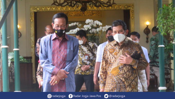 PRESTASI : Dirut BPJS Kesehatan Ali Ghufron Mukti (kanan) ditemui Gubernur DIJ Hamengku Buwono X di Gedhong Wilis Kompleks Kepatihan Pemprov DIJ saat memberikan penghargaan predikat UHC atas capaian cakupan BPJS Kesehatan di Jogjakarta, Jumat (29/7). (DWI