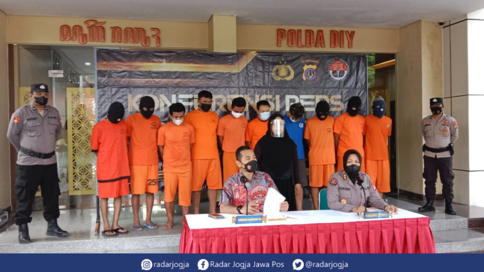 AKUMULASI : Polda DIJ merilis hasil ungkap kasus pada gelaran Oprasi Curas Progo 2022 di Mapolda DIJ, Jumat (29/7). (ANNISSA KARIN/RADAR JOGJA)