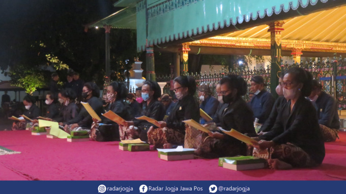 KHUSYUK : Para abdi dalem Karaton Ngayogyakarta Hadiningrat khusyuk menggelar doa bersama di Bangsal Pancaniti, Jumat malam (29/7). (DWI AGUS/RADAR JOGJA)