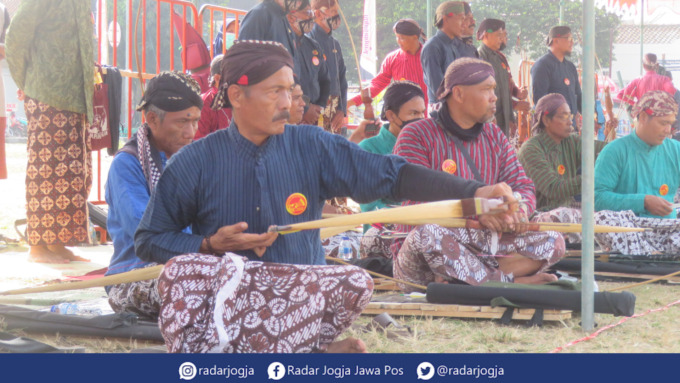TRADISI : Seorang pemanah tradisional sedang membidik sasaran di Alun-alun Kidul Keraton Jogjakarta, Sabtu (30/7). (DWI AGUS/RADAR JOGJA)
