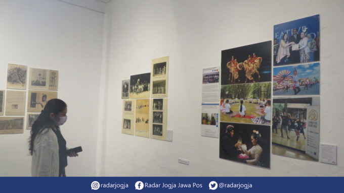ARSIP : Pameran Gelar Gulung di Kelas Pagi Yogyakarta menghadirkan arsip-arsip para penari Jogjakarta. (DWI AGUS/RADAR JOGJA)
