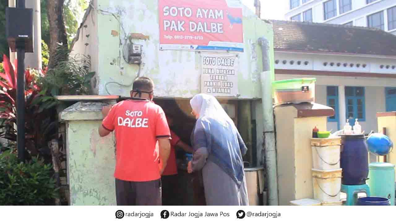 KULINER WAJIB COBA: Jadi rujukan kuliner wisatawan, Soto Ayam Pak Dalbe yang berlokasi di Jalan Jenderal Sudirman, Terban, Gondokusuman, Kota Jogja, mampu menjual 400 porsi dalam sehari. (ALFIE ANNISSA KARIN/RADAR JOGJA)