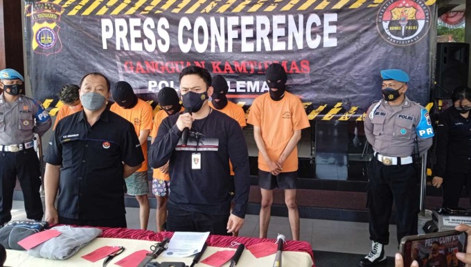BAWA SAJAM DAN PEMUKUL: Polisi menangkap lima orang buntut kericuhan suporter bola. Mereka membawa senjata tajam untuk menghadang suporter dari Solo yang pulang dari Magelang.(Wulan Yanuarwati/Radar Jogja)