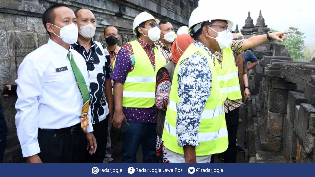 BENTANG PANDANG: Menkominfo Johnny Gerard Plate didampingi Kepala Balai Konservasi Borobudur (BKB) Wiwit Kasiyati serta para pimpinan operator seluler dan penyedia menara BTS saat meninjau bentang pandang di Candi Borobudur, kemarin (14/7). (Naila Nihayah