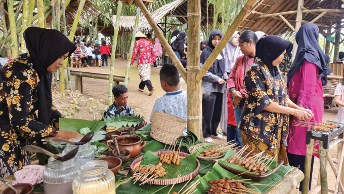 TRADISIONAL: Para pengunjung tempak memadati kawasan Pasar Kebon Watugede. Banyak makanan, minuman, jajanan tempo dulu, hingga permainan anak-anak yang dijajakan.(Naila Nihayah/Radar Jogja)