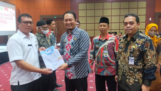 PAPARAN: Kepala Dispermades Kabupaten Magelang saat memberikan arahan pada acara Pelatihan Peningkatan Kapasitas Bagi Aparatur Desa dan Anggota BPD se-Kecamatan Windusari.(ISTIMEWA)