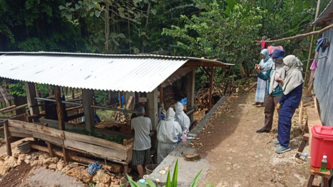 BIAR AMAN: Petugas melakukan pemeriksaan kesehatan hewan dari kandang ke kandang beberapa waktu lalu.(GUNAWAN/RADAR JOGJA)
