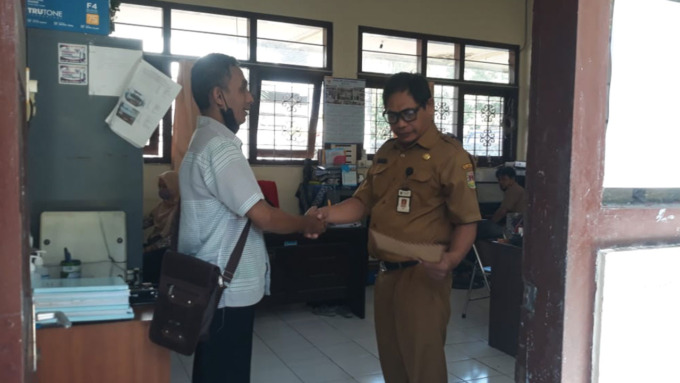 SAMPAIKAN ASPIRASI: Dua orang perwakilan dari pedagang di Pasar Kaliangkrik, mendatangi Disdagop UMKM Kabupaten Magelang untuk menyerahkan petisinya.(NAILA NIHAYAH/RADAR JOGJA)