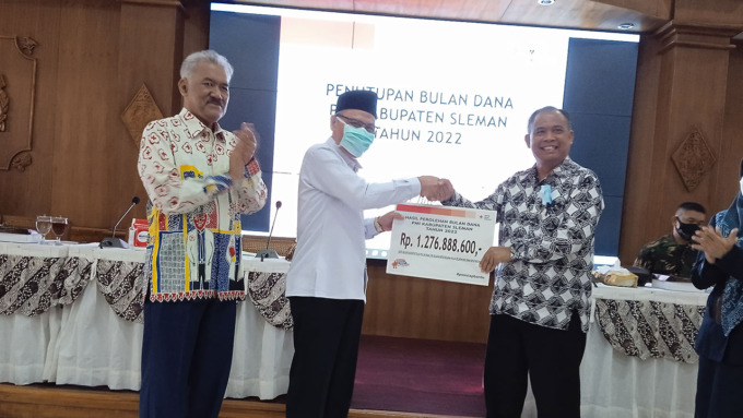 NAIK: Simbolik penyerahan capaian bulan dana PMI Kabupaten Sleman yang mengalami kenaikan hingga 19 persen.(Wulan Yanuarwati/radar jogja)