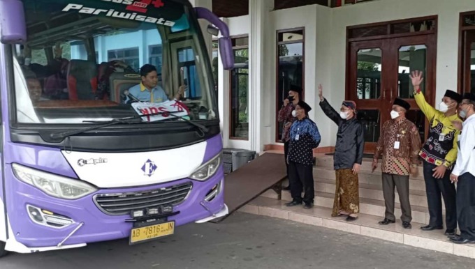 ANTARKAN ROMBONGAN: Setelah menerima cendera mata berupa kaligrafi, Sekretaris Daerah Kabupaten Magelang Adi Waryanto melepas kafilah MTQ Kabupaten Magelang.(ISTIMEWA)