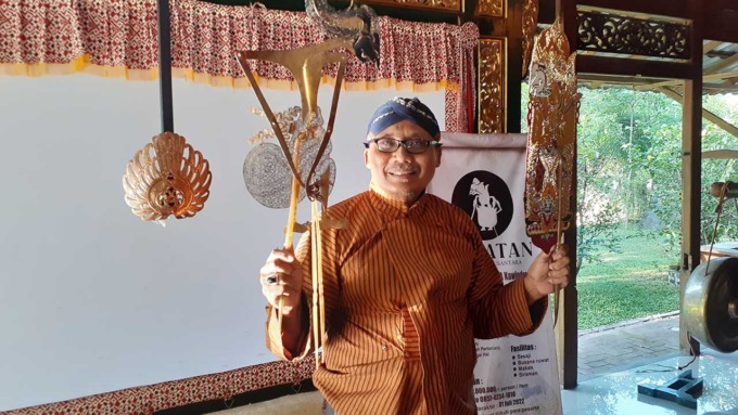 JAGA TRADISI : Dalang Ki Kasidi Hadiprayitno MRBA Kawindrawinoto. Selain seorang dalang, Ki Kasidi juga memiliki kemampuan dalam menjalani tradisi ruwatan. Upaya tersebut dilakukan dalam menjaga nilai-nilai budaya leluhur khususnya Jawa.(IWAN NURWANTO/RAD