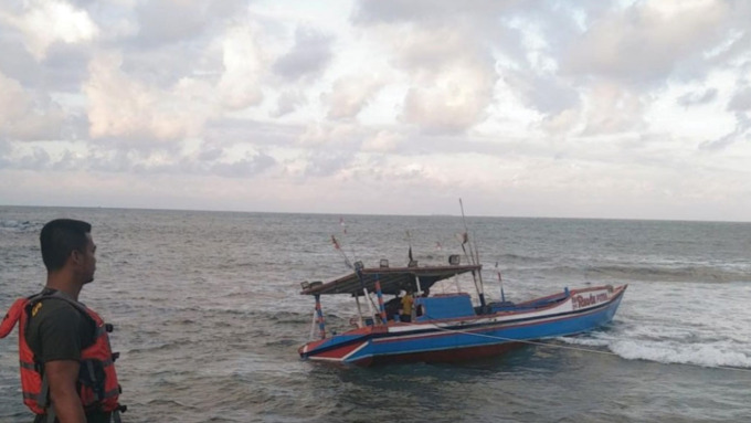 SEMUA SELAMAT - Kapal sekoci dengan nama lambung Restu Putra mengalami mati mesin di selatan Pelabuhan Sadeng, Songbanyu, Girisubo belum berhasil dievakuasi (24/7).(ISTIMEWA)