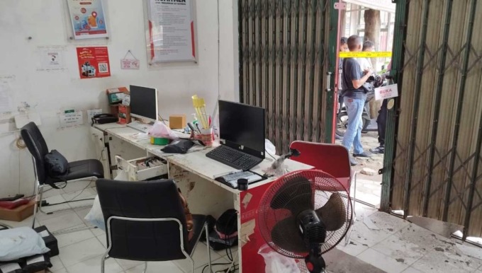 BOBOL: Petugas melakukan olah TKP kasus dugaan pencurian di Kantor J&T DP Sentolo di Jalan Jogja-Wates Km 18 tepatnya di Padukuhan Siwalan RT 27 RW 13 Kalurahan Sentolo, Kapanewon Sentolo, Kulonprogo, Senin (17/7).(HENDRI UTOMO / RADAR JOGJA)