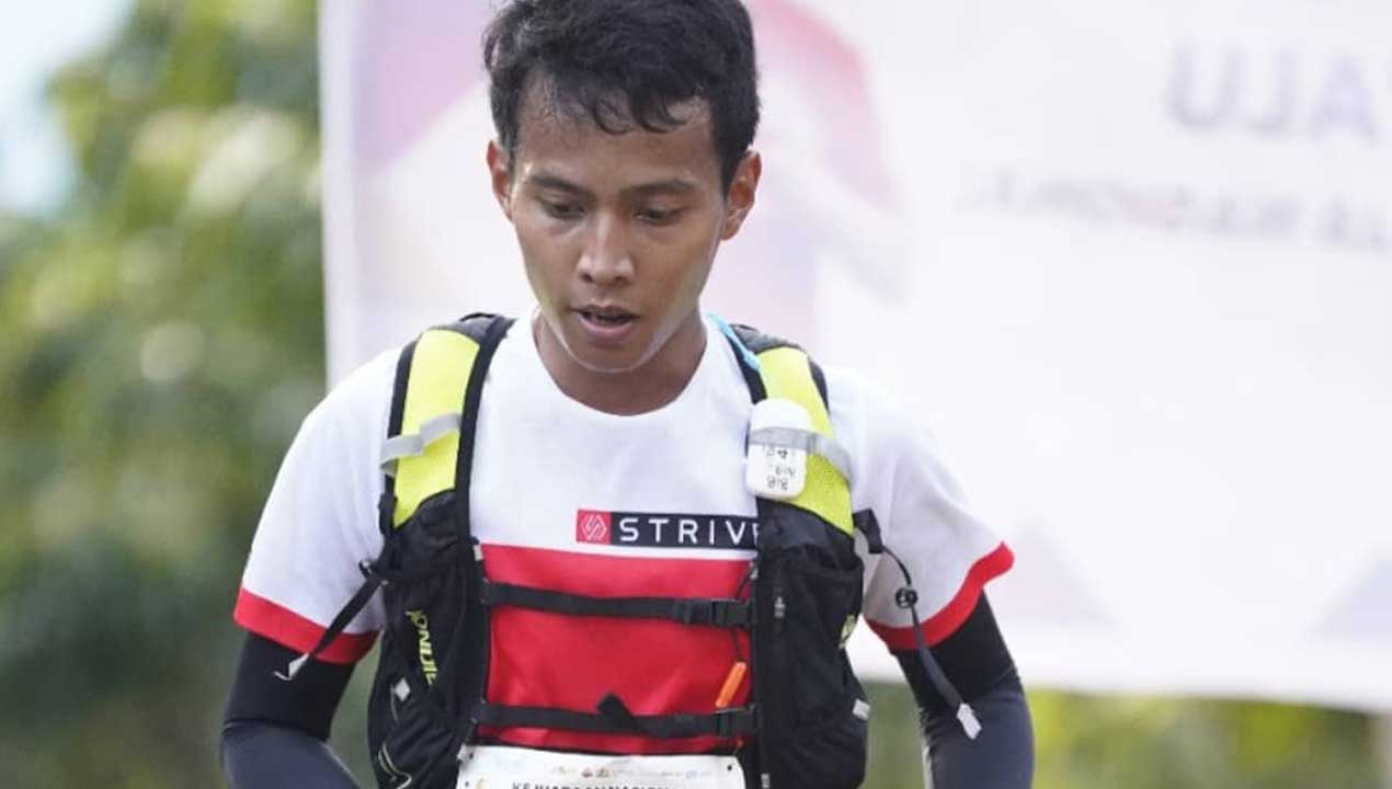 BERSEMANGAT: Risqi Dwi Kurniawan, peraih juara pertama dalam Kejuaraan Nasional (Kejurnas) Lari Trail Indonesia ini tak pantang menyerah, meski melewati medan-medan yang sulit. Dia mampu menaklukkannya dengan sungguh-sungguh berlatih lari setiap hari.(IST