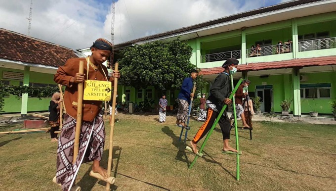 INOVATIF: Suasana saat para siswa baru SMK Negeri 1 Pundong berkompetisi pada lomba permainan tradisional yang digelar pada masa pengenalan lingkungan sekolah (MPLS) (15/7).(IWAN NURWANTO/RADAR JOGJA )
