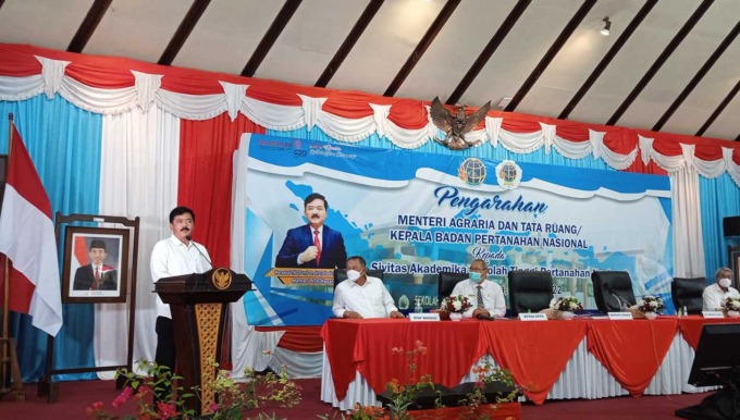 BERI ARAHAN: Menteri Agraria dan Tata Ruang/Kepala Badan Pertanahan Nasional (ATR/BPN) Hadi Tjahjanto saat memberikan arahan kepada civitas akademika di Sekolah Tinggi Pertanahan Nasional (STPN) Jogjakarta kemarin (29/7).(WULAN YANUARWATI/RADAR JOGJA)