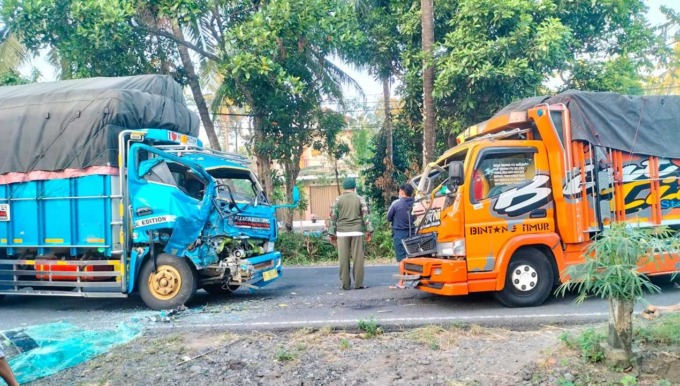 ADU BANTENG: Bagian depan truk dengan nomor polisi AD 1391 LP dan H 1827 FB ringsek setelah terlibat adu banteng di jalan Daendels, tepatnya di Kalurahan Palihan, Kapanewon Temon, Kulonprogo.(HENDRI UTOMO/RADAR JOGJA)
