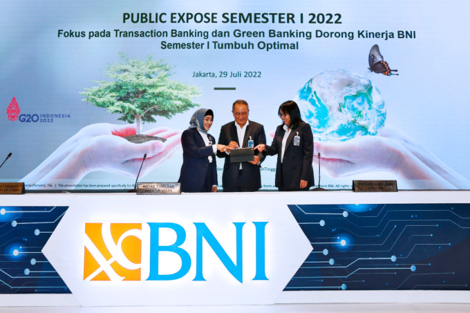 JAKARTA - Direktur Utama BNI Royke Tumilaar (tengah), Wakil Direktur Utama BNI Adi Sulistyowati (kiri), dan Direktur Keuangan BNI Novita Widya Anggraini dalam paparan public expose BNI Semester I 2022, di Jakarta, Jumat (29/7/2022). (DOKUMEN BNI)