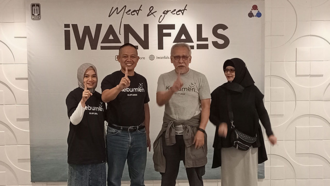 HIBUR WARGA KEBUMEN: Meet and great Iwan Fals bersama forkopimda dan penggemar sebelum manggung di acara Kebumen International Expo (KIE).(M. HAFIED/RADAR JOGJA)