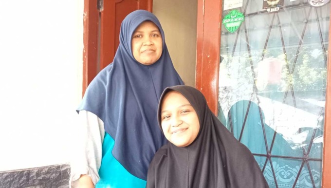 SEMRINGAH: Dewi Nabilla Putri dan ibunya Fitri Indriyani. Dewi resmi tercatat sebagai calon mahasiswa baru UNY.(HUMAS UNY FOR RADAR JOGJA)
