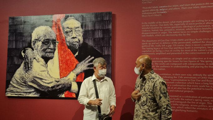 TILIK LUKISAN: Beberapa tokoh tampak mengunjungi tiap sudut di OHD Museum untuk melihat lukisan para seniman. Karya ini bagian dari pameran Mata Air Bangsa yang berlangsung 31 Juli hingga 28 November 2022.(Naila Nihayah/RADAR JOGJA)