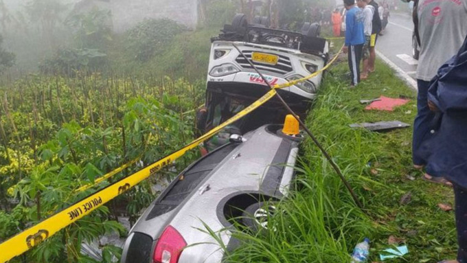LAKA LANTAS: Kecelakaan lalu lintas antara bus pariwisata dan minibus terjadi di Jalan Magelang-Boyolali, tepatnya di depan SMP Negeri 2 Sawangan, Kabupaten Magelang.(ISTIMEWA)