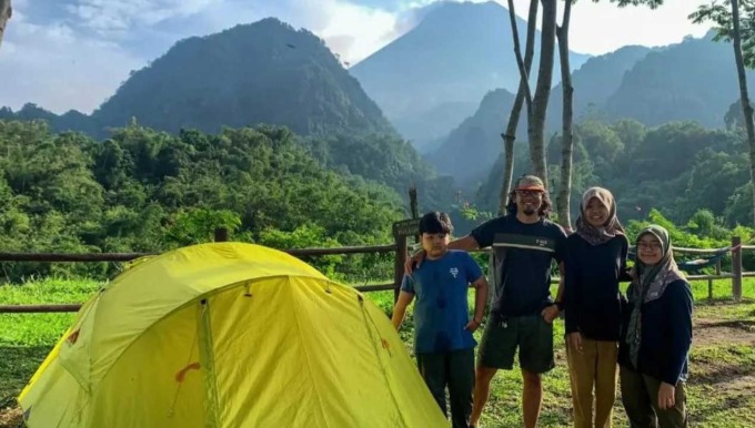 PEMANDANGAN MAHAL: Pengunjung Nawang Jagad di Padukuhan Kaliurang Barat, Hargobinangun, Pakem, Sleman berkesempatan menikmati pemandangan istimewa, berupa Gunung Merapi yang diapit dua bukit.(ISTIMEWA)