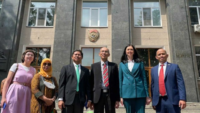 SEPAKAT: Rektor Untidar Mukh. Arifin bersama perwakilan Tula State University usai menandatangani nota kesepahaman.(ISTIMEWA)