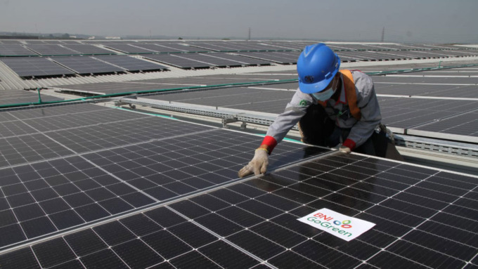 JAKARTA - Teknisi pembangkit listrik tenaga surya (PLTS) tengah melakukan quality control di pabrik PT Sanghiang Perkasa (KALBE Nutritionals) Cikampek, Jawa Barat, Jumat (8/7/2022). PLTS dengan kapasitas produksi 2,1 GWh ini mampu mengurangi emisi karbon