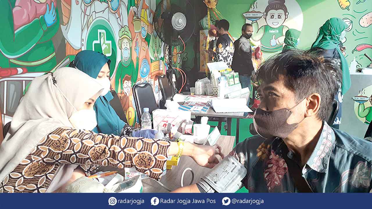 MENARIK MINAT: Suasana stan milik RSUD Panembahan Senopati Bantul di ajang Bantul Creative Expo 2022 pada Kamis (21/7).  IWAN NURWANTO/RADAR JOGJA