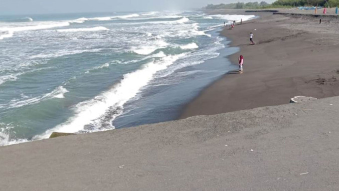 PANTAU: Satlinmas Rescue Istimewa (SRI) Wilayah V Kulonprogo melakukan pemantauan di pantai Glagah, Kapanewon Temon Kulonprogo untuk memastikan bahwa belum ditemukan kemunculan ubur-ubur laut beracun di kawasan pantai selatan Kulonprogo.(HENDRI UTOMO / RA