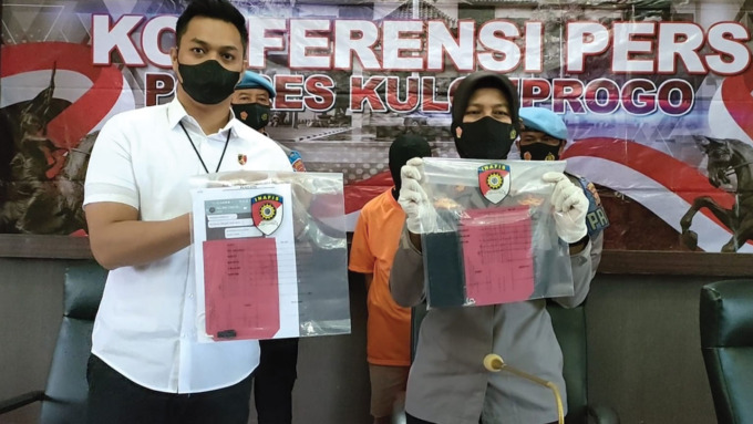 HATI-HATI: Kapolres Kulonprogo, AKBP Muharomah Fajarini menunjukkan barang bukti dalam gelar perkara kasus eksploitasi seksual anak dibawah umur yang kini masih ditangani Polres Kulonprogo.(HENDRI UTOMO / RADAR JOGJA)