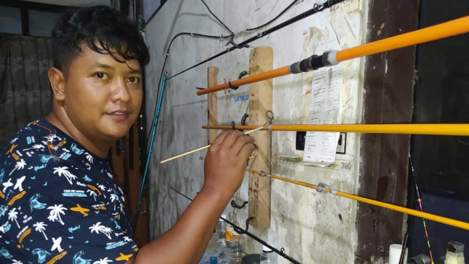 MENJANJIKAN: Maya Yudha P, 32, warga Padukuhan Seworan, RT 20 RW 08, Kalurahan Triharjo, Kapanewon Wates, Kulonprogo saat menyelesaikan pesanan joran pancing.(HENDRI UTOMO / RADAR JOGJA)
