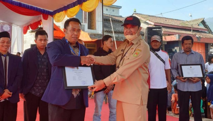 RESMI: Kepala Dinas Pariwisata Kepemudaan dan Olahraga (Disparpora) Kabupaten Magelang, Slamet Achmad Husein saat meresmikan 20 kelompok kesenian tradisional di Desa Citrosono, Kecamatan Grabag, kabupaten Magelang.(ISTIMEWA)