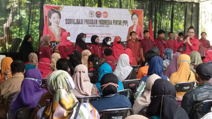 CAIR - Anggota DPR RI Komisi VIII Esty Wijayanti memberikan sosialisasi untuk warga Kapanewon Patuk dan Nglipar. Kegiatan berlangsung di Padukuhan Ploso Kerep, Kalurahan Bunder, Kapanewon Patuk (25/7).(ISTIMEWA)