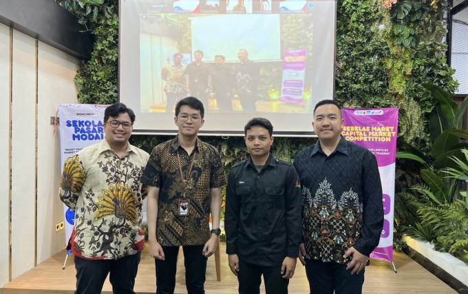 MAHASISWA: Panji Pratama Rusli (Community Growth Specialist, Stockbit), Ari Seta Kurniawan (Pelatih, Bursa Efek Indonesia Kantor Perwakilan Jawa Tengah 2), Iqbal (Himpunan Mahasiswa Jurusan Manajemen UNS), William (PR & Corporate Communication Lead, Stock