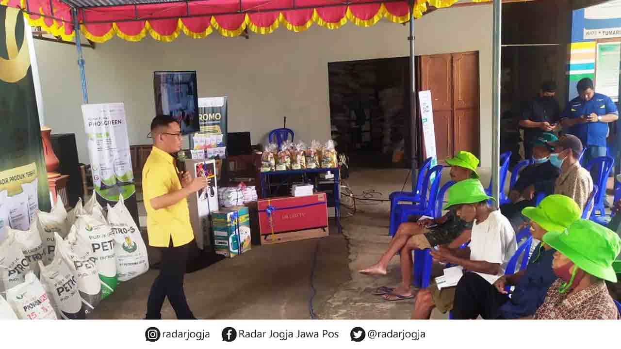 TANAH JENUH:  SPDP Petrokimia Gresik Provinsi Jogjakarta, Dani Tambunan saat menjelaskan pemberian pupuk beirmbang dalam program One Day Promotion (ODP) di Kalurahan Tuksono, Kapanewon Sentolo. (HENDRI UTOMO/RADAR JOGJA)