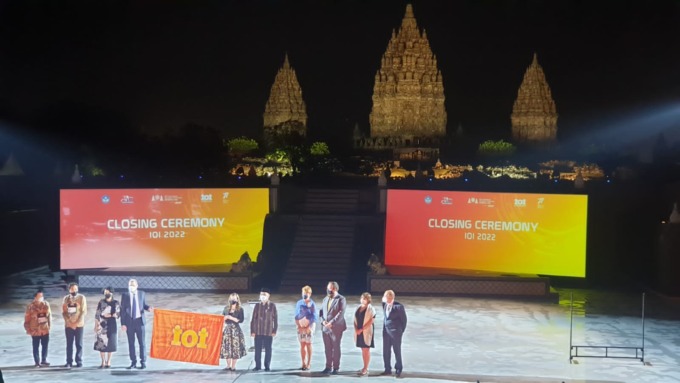 PERHELATAN : Upacara penutupan IOI ke-34 digelar di Teater Candi Prambanan, Minggu (14/8). (KEMENDIKBUDRISTEK for JAWA POS RADAR JOGJA)