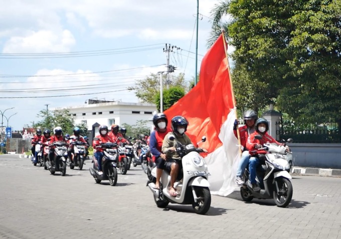 KOMPAK : Sebanyak 77 driver Jogjakita melakukan konvoi keliling Kota Jogja dalam rangka memeriahkan HUT RI ke-77, Rabu (17/8). (JOGJAKITA for RADAR JOGJA)
