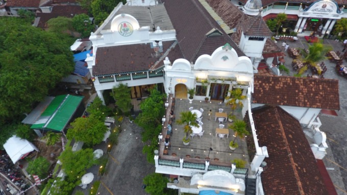 EROPA : Omah Kalang Coffee and Space pasukan arsitektur Jawa dan Eropa dalam bangunannya.
