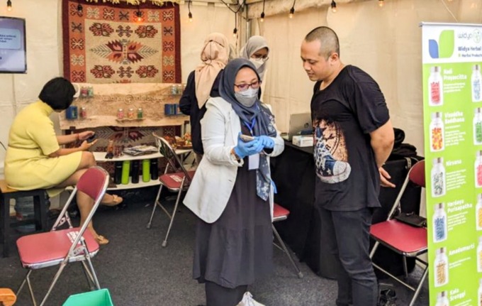 SEHAT: Masyarakat antusias mencari informasi dan memanfaatkan layanan cek kesehatan yang digelar Widya Herbal Indonesia dalam event akbar Indonesia Custom Show 2022 di Yogyakarta pada 13-14 Agustus 2022. (FOTO: ISTIMEWA) 