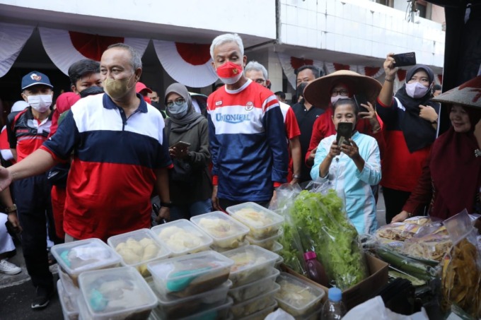 BANGGA : Gubernur Jawa Tengah Ganjar Pranowo kunjungi bazar pertanian di Komplek Tarubudaya, Bandarjo, Ungaran Barat, Jumat (19/8). (PEMPROV JATENG for RADAR JOGJA)
