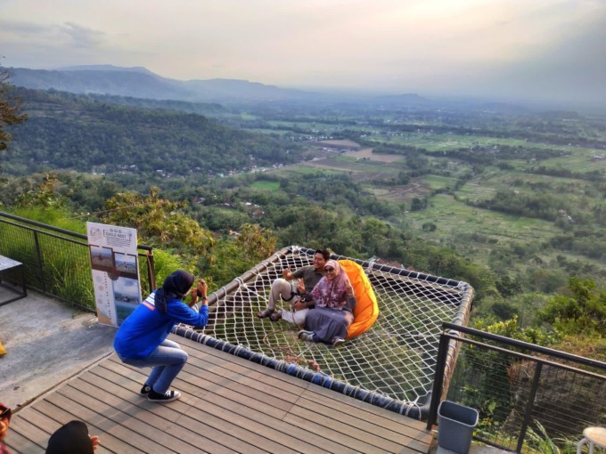 APIK : Wisatawan tengah berfoto di Obelix Hills yang lokasinya berada di Dusun Klumprit, Wukirharjo, Prambanan, Sleman. (ISTIMEWA)