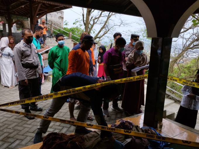 ZIARAH : Maryati, 64, meninggal dunia saat berziarah di Makam Syeh Bela Belu, Parangtritis, Grogol Kretek Bantul, Minggu siang (28/8). (POLRES BANTUL for RADAR JOGJA)